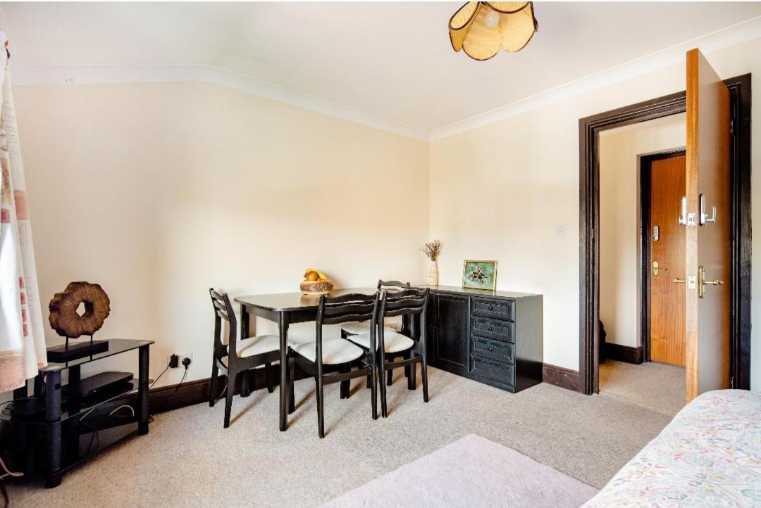 Spacious Room 2 Mins From Station ลอนดอน ภายนอก รูปภาพ